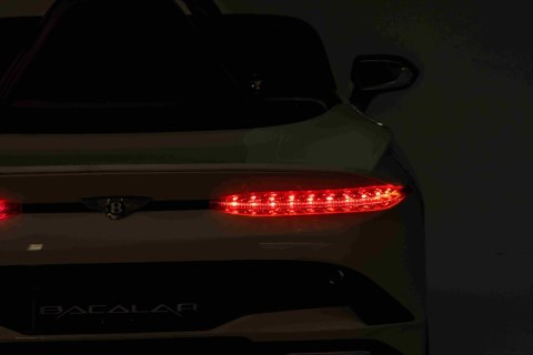 Autko Bentley Bacalar na akumulator dla dzieci Biały + Pilot + EVA + Wolny Start + Audio LED Autko Bentley Bacalar na akumulator dla dzieci Biały + Pilot + EVA + Wolny Start + Audio LED