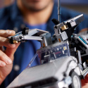 LEGO Icons 10300 Wehikuł czasu z „Powrotu do przyszłości”
